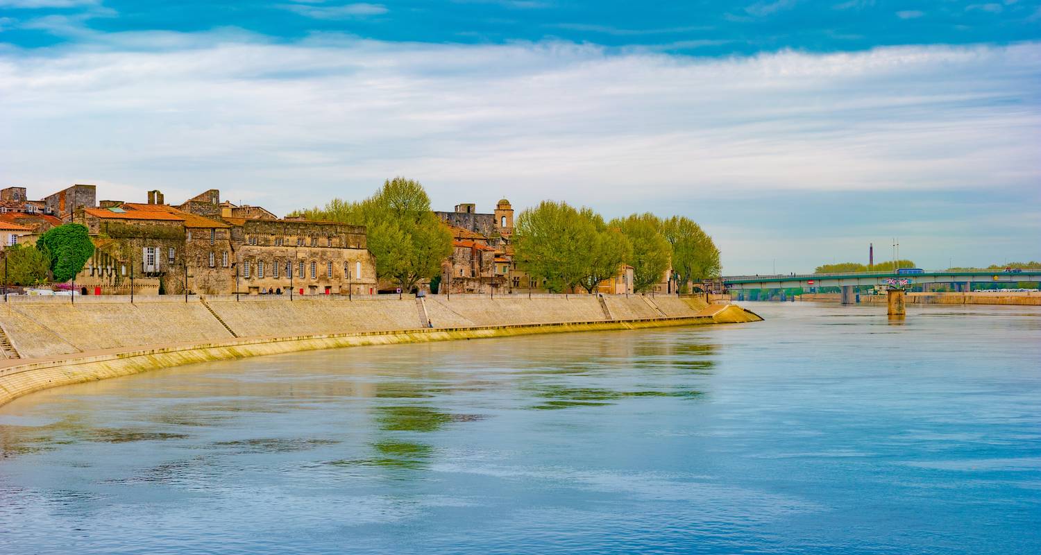 Santons and Christmas traditions along the canals of Provence In the footsteps of fortresses and authentic villages