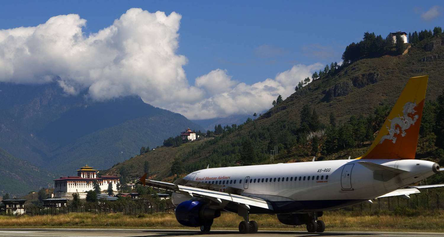 Аэропорт бутана. Аэропорт паро. Бутанский аэропорт паро. Королевство бутан аэропорт. Паро бутан.