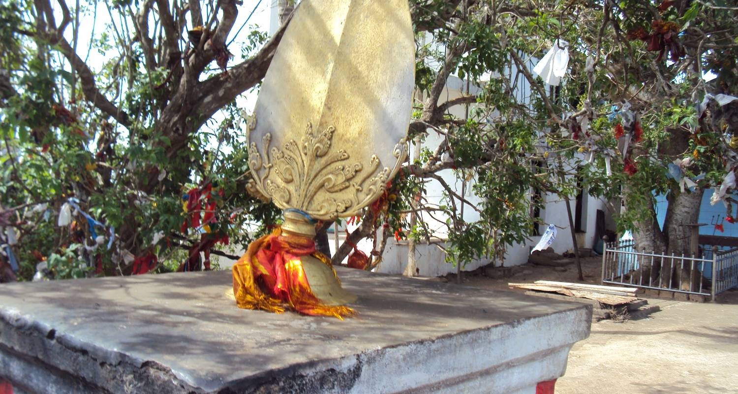 Trincomalee Koneswaram Temple & Transfer to Sigiriya