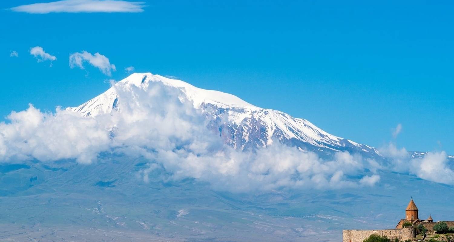 Гора арарат в какой стране. Хор Вирап Арарат флаг. Гора Арарат озеро. Арарат гора хор Вирап вектор. Ереван горы.