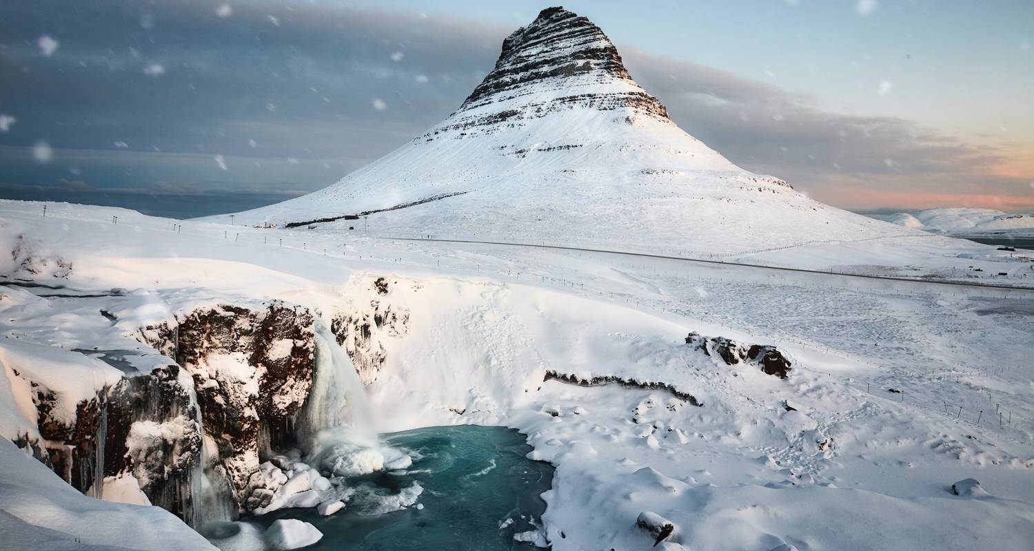 Circuit d'hiver de 5 jours en minibus : Grotte de glace bleue, Snæfellsnes, Cercle d'or, Côte sud et aurores boréales - Troll Expeditions