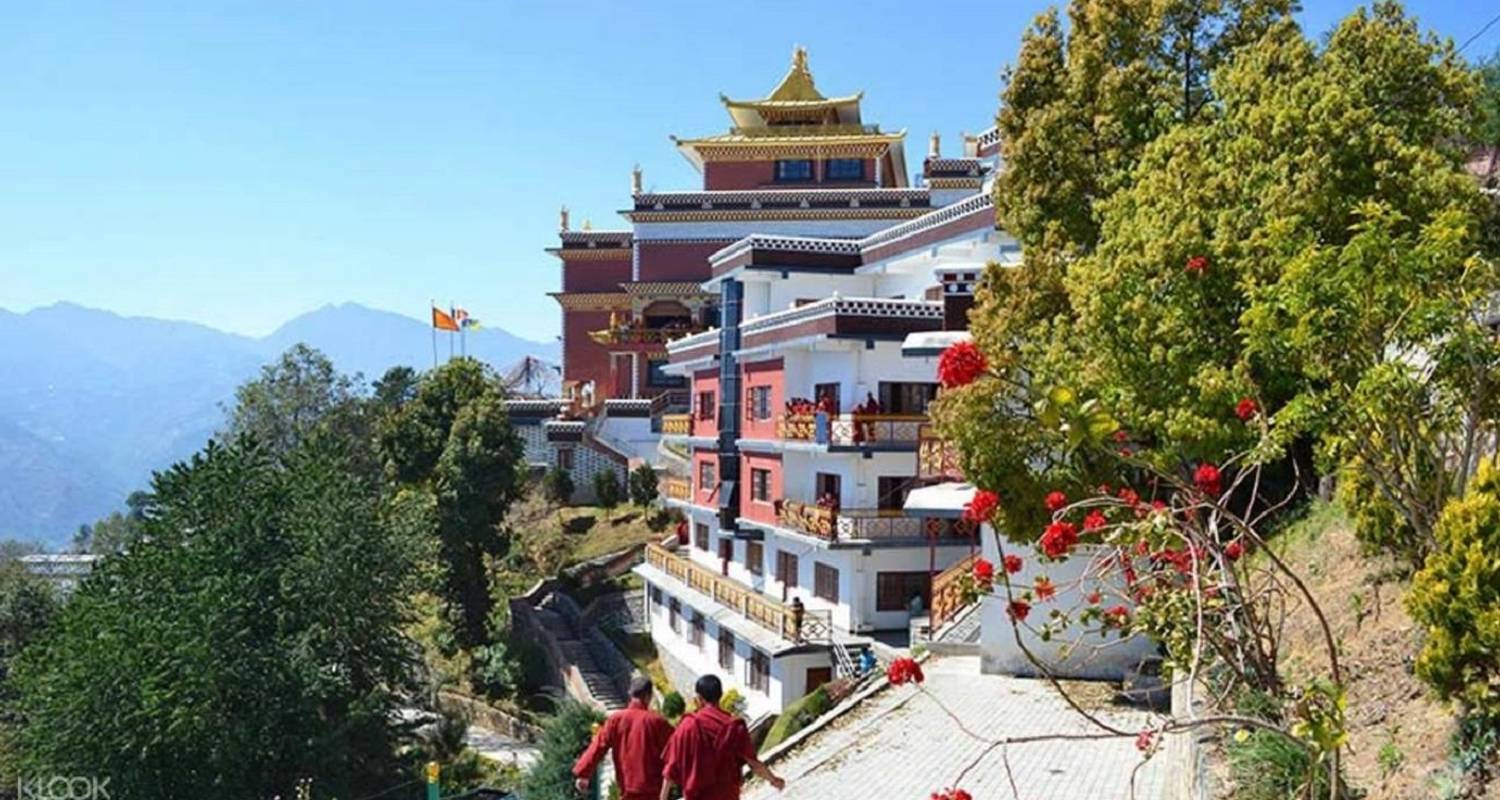 Visita al monasterio de Namo Buda - Amazing Authentic Treks 