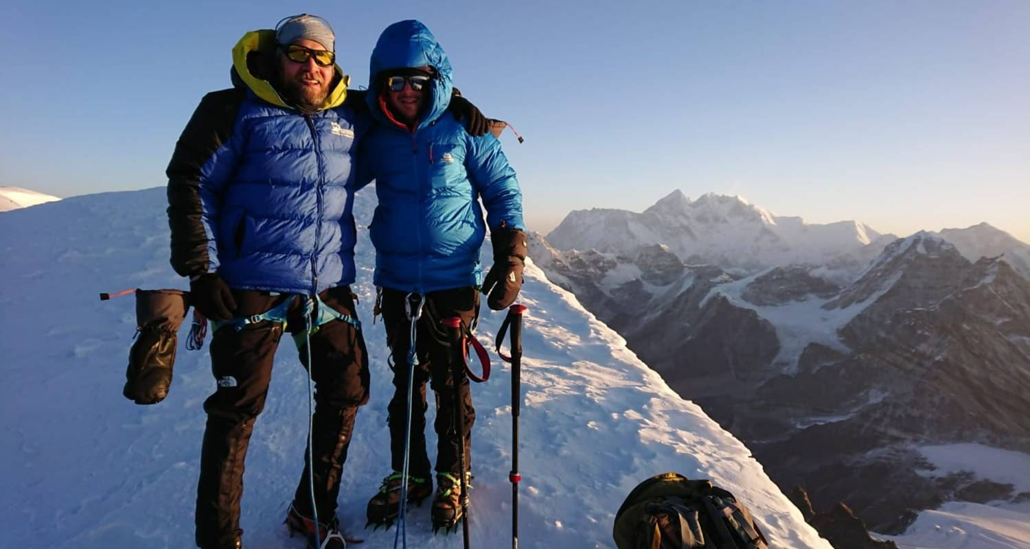 Retour en hélicoptère au sommet du Mera Peak - Sherpa Expedition & Trekking Pvt. Ltd.