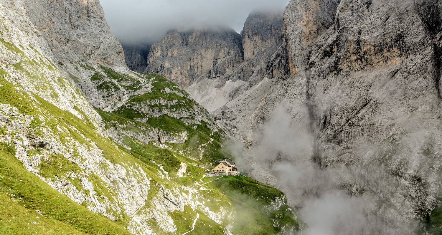 Crossing the Dolomites with Hotel 8 Days