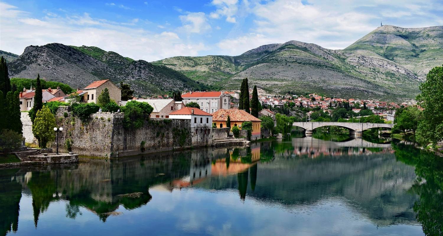 Circuit découverte de la Bosnie en 2 jours au départ de Dubrovnik. Trebinje, Tvrdos, Zavala, Radimlja, Blagaj, Pocitelj, Mogorjelo - villa romaine rustique. Sites de l'UNESCO. Nature. Architecture. Culture. Histoire. Cuisine. Vin. - Monterrasol Travel