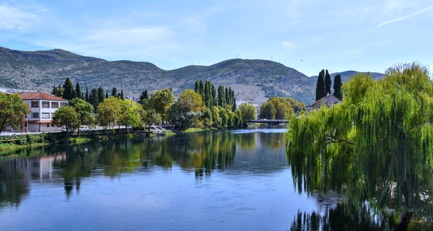 Alle seizoenen, Bosnië 3 dagen minitour vanuit Makarska. Kravice watervallen, Mostar, Blagaj, Pocitelj, Vjetrenica grot, Tvrdos, Trebinje. UNESCO plaatsen. Natuur. Architectuur. Cultuur. Wijn. Keuken. Oude steden. Oude kloosters. - Monterrasol Travel