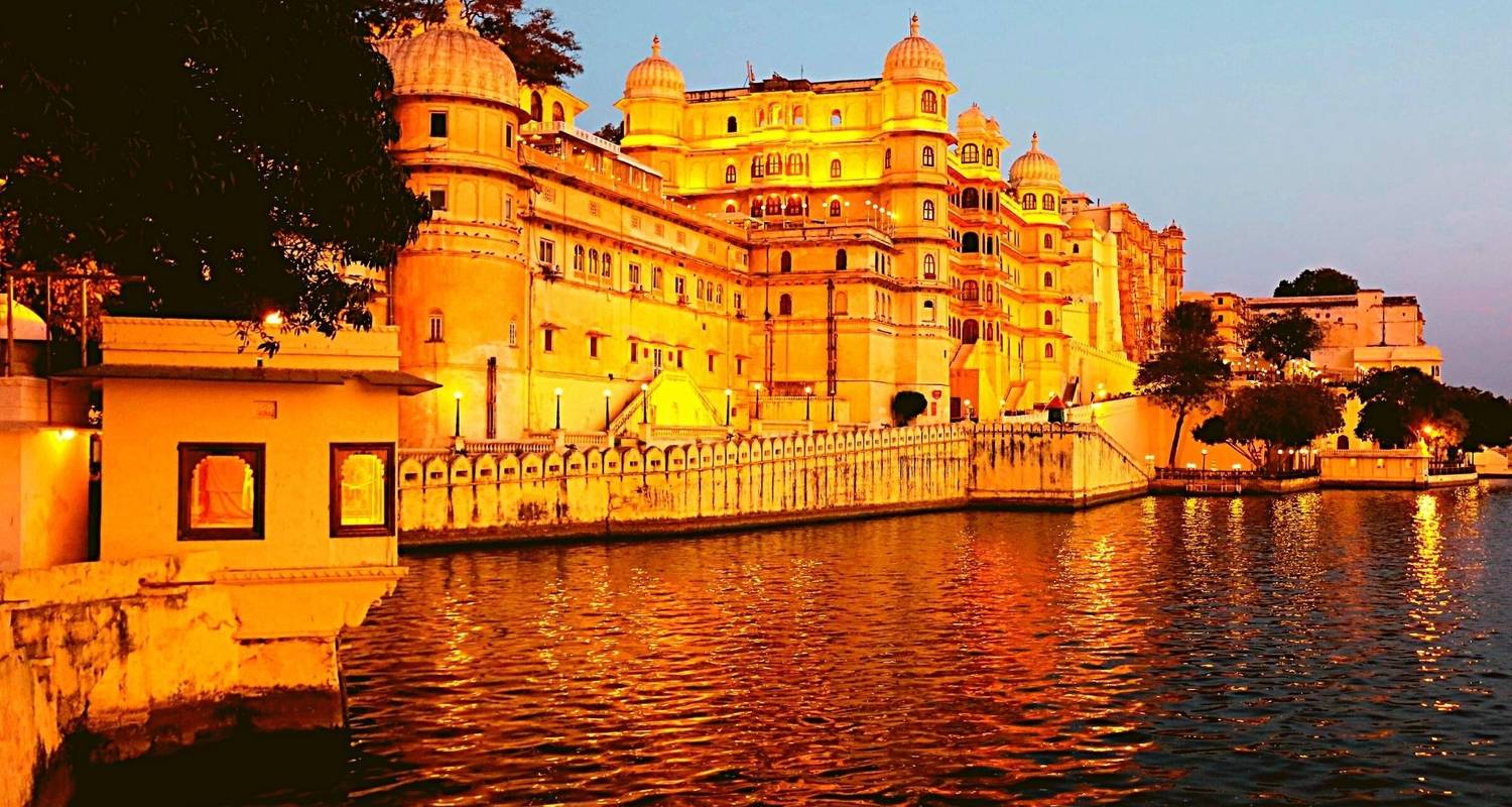 Un week- end privé de luxe avec guide à la découverte des magnifiques forts et palais d'Udaipur - au départ de Pune avec vols - Adreva Trotter Pvt Ltd