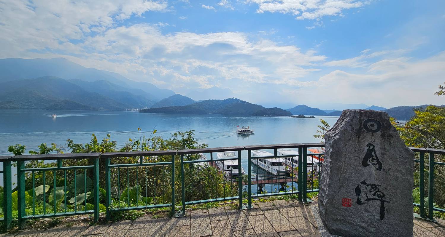 5-Day Best of Round Taiwan Island Tour with Premium Hotels: Sun Moon Lake, Tainan, Kaohsiung, Kenting, Hualien, Yilan