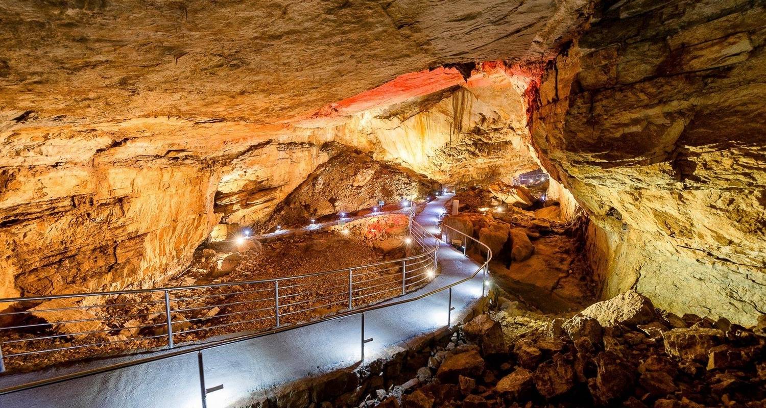 Year-round Bosnia discovery 2-day micro tour from Mljet. Visit gorgeous Bosnian destinations: the unique Vjetrenica Cave, lovely Mostar, charming Pocitelj and scenic Blagaj.