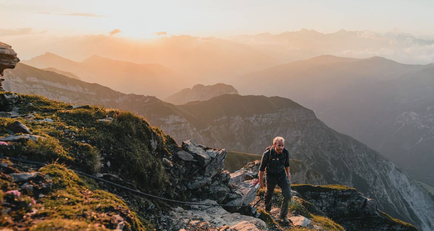 Hiking on the Gschnitztal hut Tour - World of Mountains GmbH