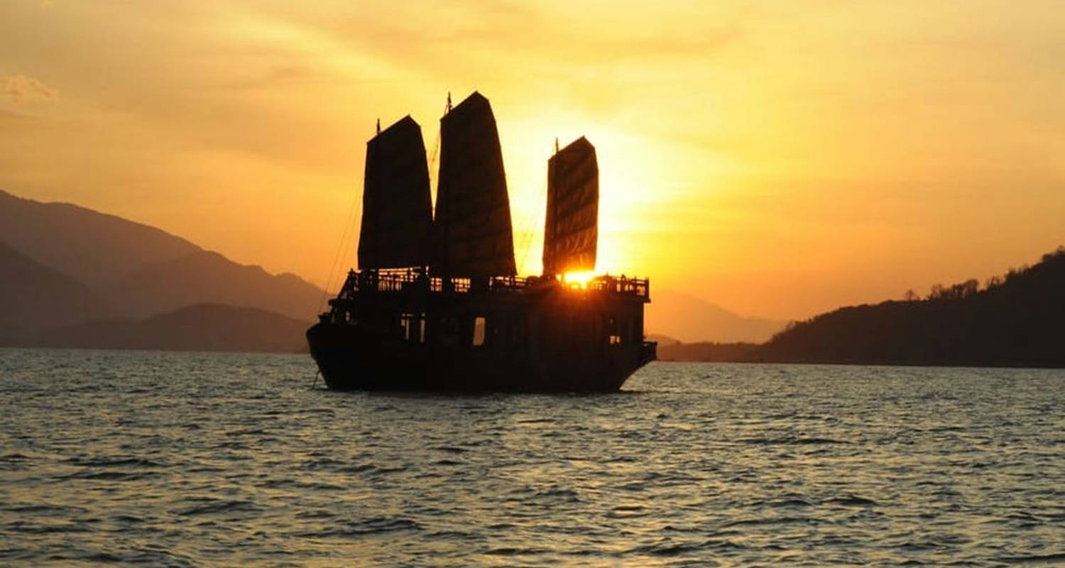 Nha Trang: Crucero con Cena al Atardecer por el Mar - Lavyla Tourist