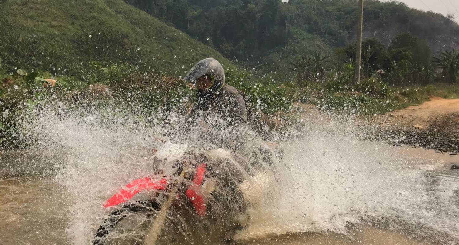 Malerische Laos Motorradtour von Luang Prabang nach Vang Vieng über Höhlen und Wasserfälle - DNQ Travel