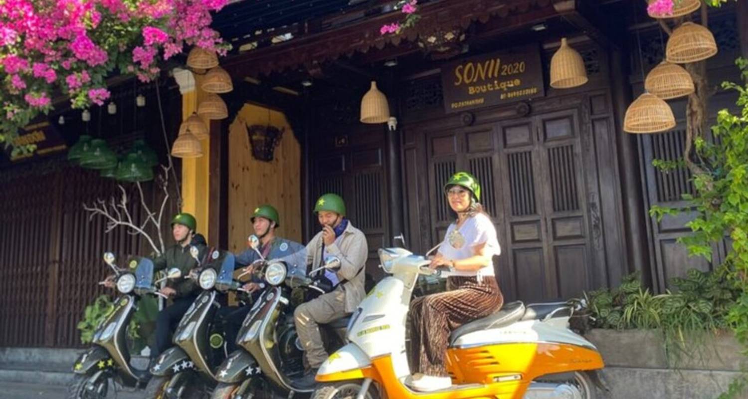 Hoi An Vespa Tours : Hoi An - Points forts et joyaux cachés avec excursion en bateau-panier | Hoi An, Vietnam - Open Asia Travel 