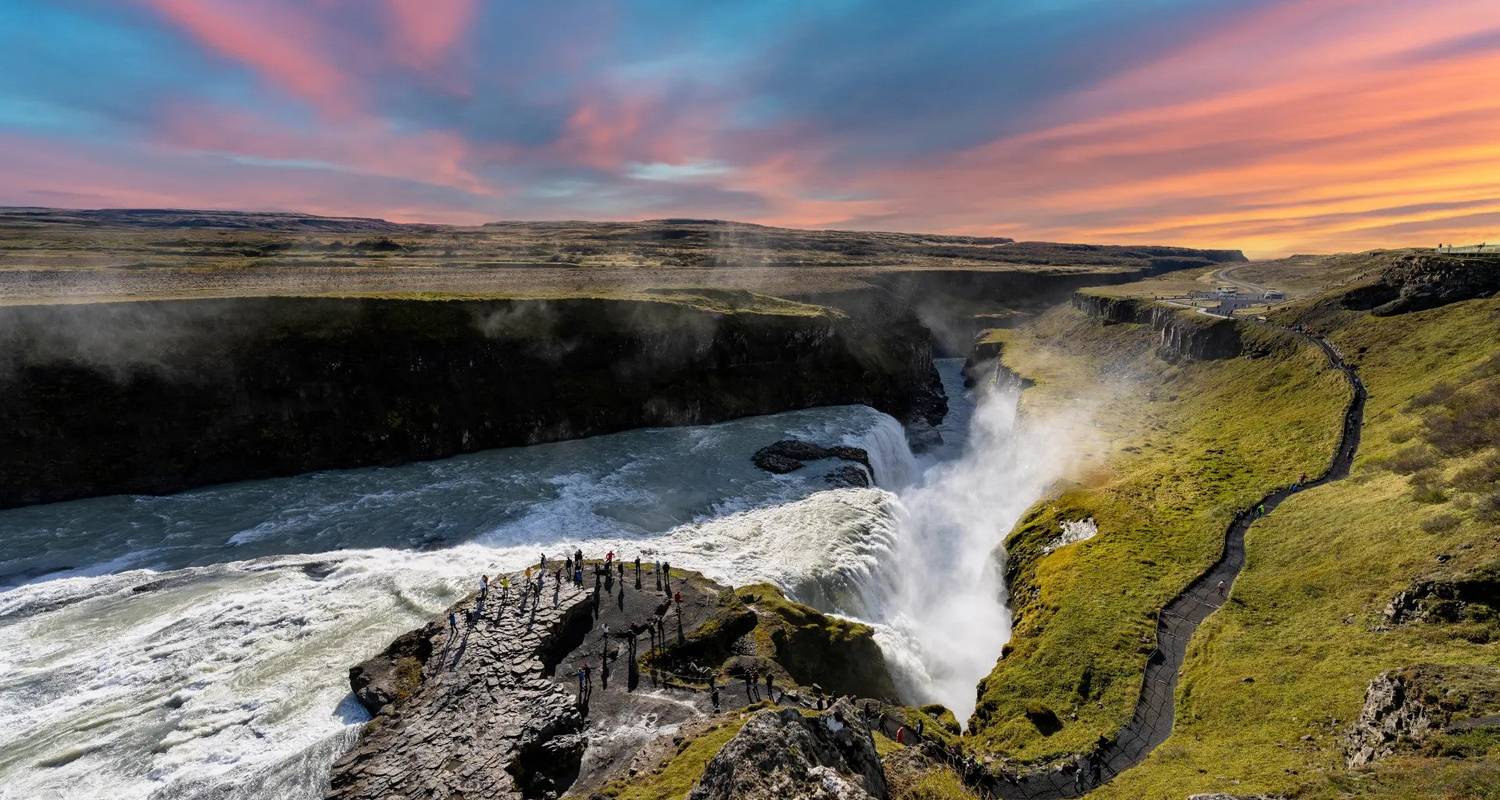 Les pouvoirs cachés et le soleil de minuit - Iceland Travel