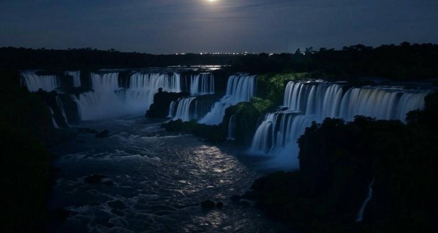 Iguazú de 2 días: Excursión a las Cataratas Mágicas de Luna Llena con billete de avión desde Buenos Aires - Signature Tours