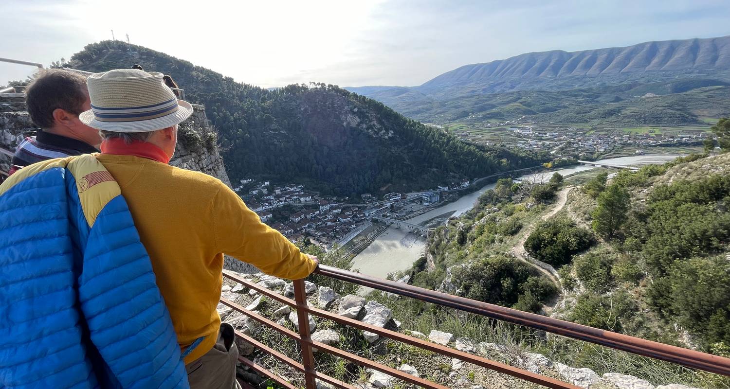 Excursión de un día a Berat y el lago Belsh desde Tirana - Enjoy Travel and Tours