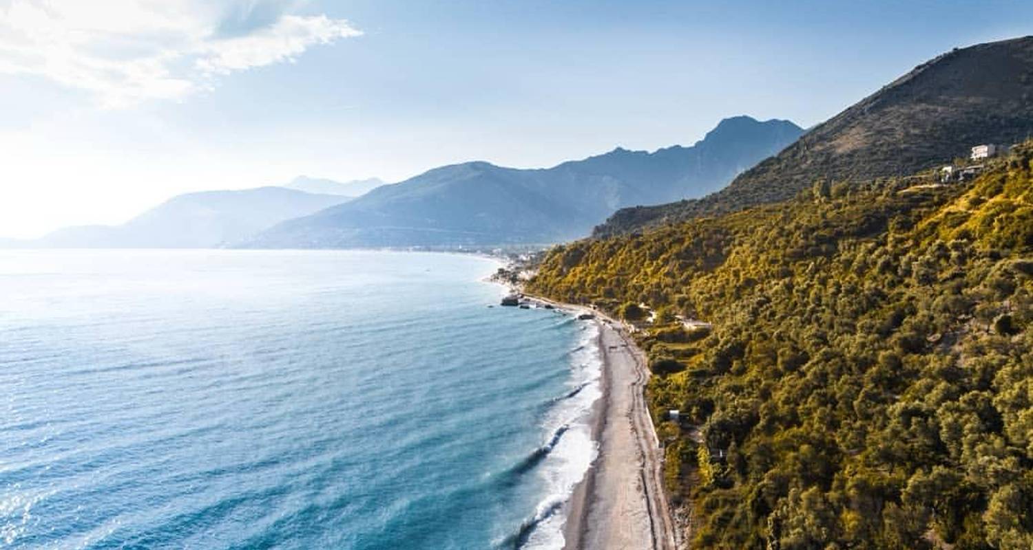 Au départ de Tirana : Circuit de 2 jours sur la Riviera albanaise, plage Pavillon Bleu de Palase, Vlora, Dhermi, Apolonia et Durres. - LIT Travel and Tours 