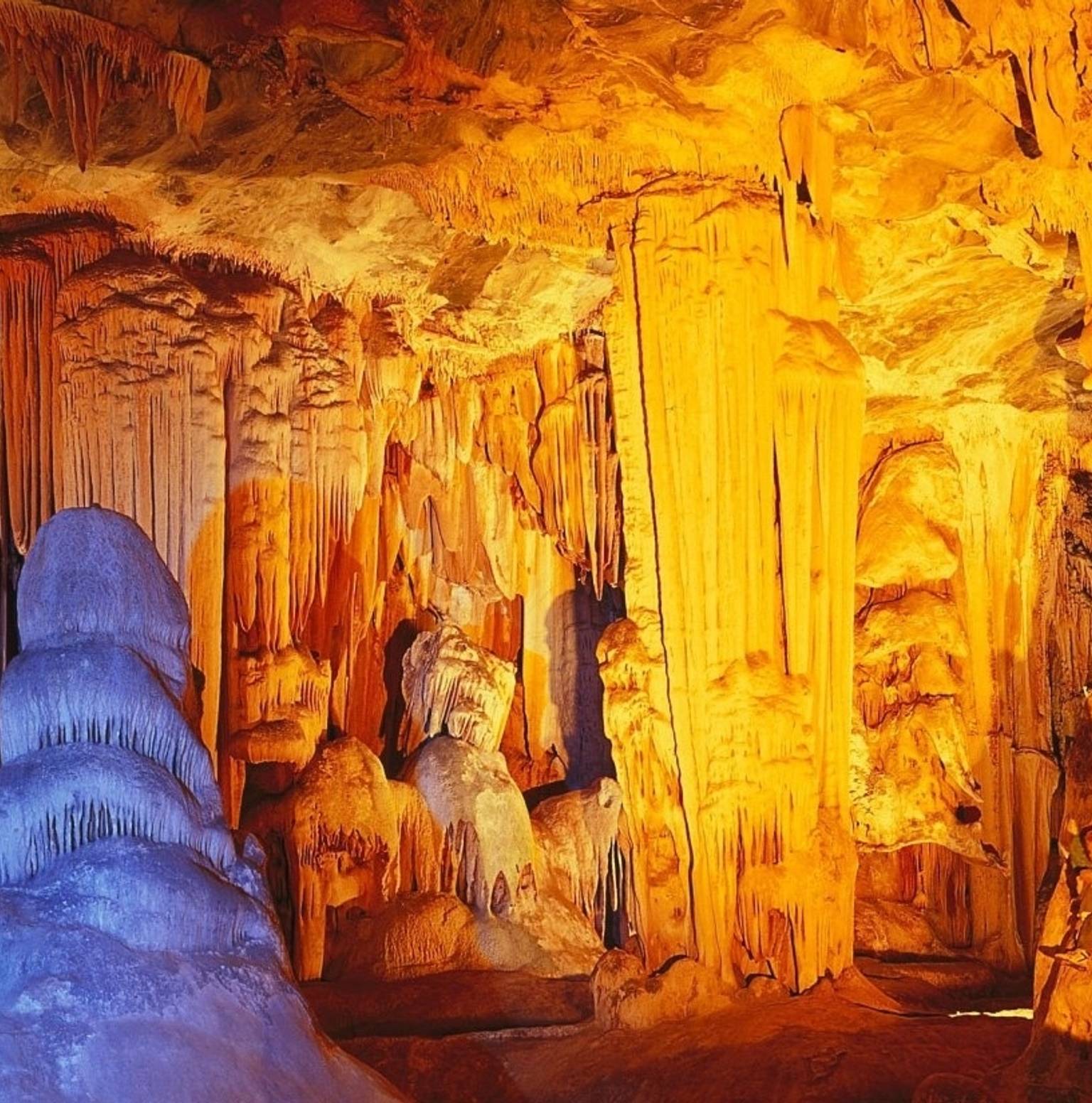 Cango Caves, Ostrich Farm, Wild meerkat tour — Oudtshoorn