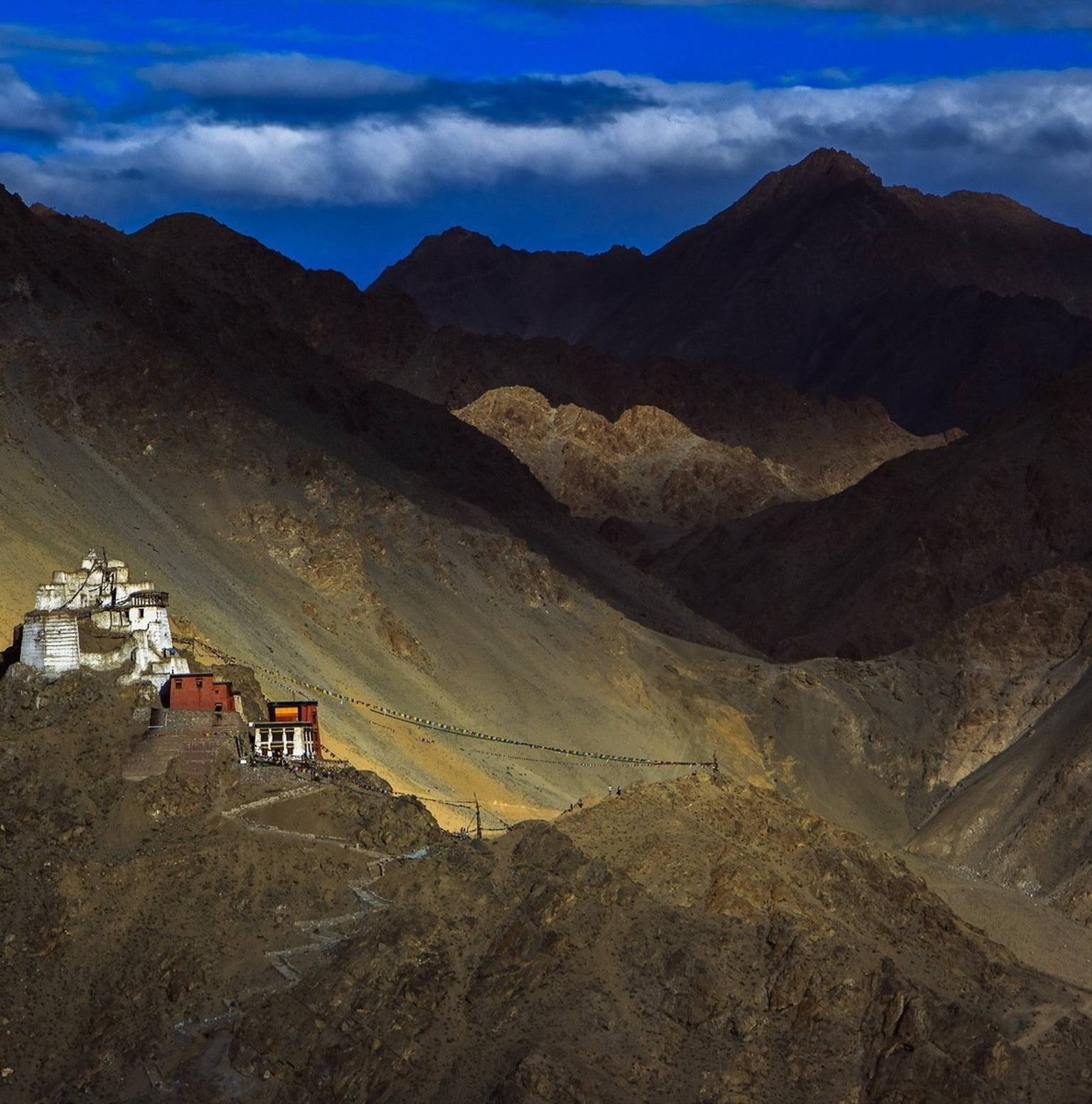 Kargil / Lamayuru/ Sangam Point/ Magnetic Hill/ Leh (235 kms) — Kargil
