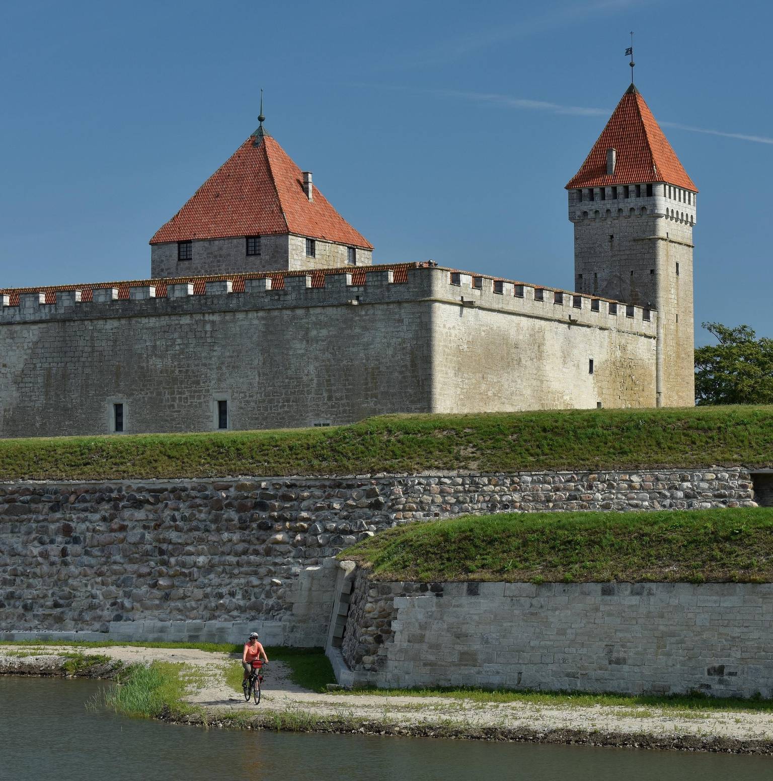 (Estonia): PÄRNU-SAAREMAA (cycling ~50 km/31 miles, by bus ~130 km, by ferry 6 km) — Kuressaare