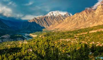 Vacaciones personalizado en Pakistán por la floración de los cerezos, con guía y conductor privados