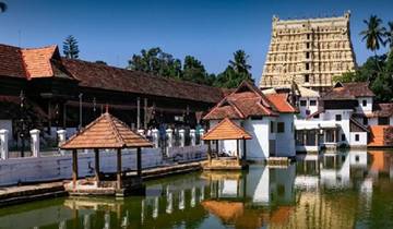 Southern India Tour with Beaches and Houseboat Experience Tour