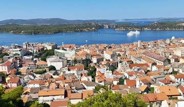 Ab Zadar: 5-tägige Tour durch Mitteldalmatien. Traumhafte Ziele an der Adriaküste! Besuchen Sie Sibenik, Split, Trogir und mehr! UNESCO-Stätten. Antike ummauerte Städte. Jede Menge Geschichte, venezianische Architektur und malerische Ausblicke. Lebe… Rundreise