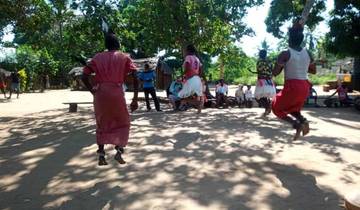 Playa de Diani: Espectáculo de Danzas Culturales de la Comunidad Local y Visita al Pueblo
