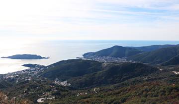 Montenegro: an off-season discovery 5-day tour. Explore UNESCO sites, the stunning Bay of Kotor, the Venetian legacy, centuries-old coastal towns, monasteries, and fortresses. Enjoy the sparkling Adriatic Sea, the medieval charm and the cuisine!