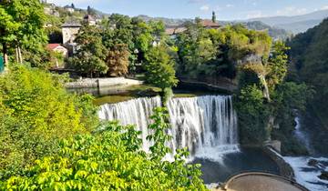 Bosnie, un circuit de 6 jours au départ de Sarajevo, hors des sentiers battus, tout au long de l\'année. Visitez des forteresses médiévales, des sites historiques et bien plus encore ! L\'héritage de l\'Empire ottoman est impressionnant. Des paysages i… circuit