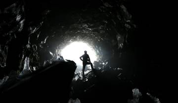 5 Days in Iceland: Lava Fields, Golden Circle & Underground Wonders Tour