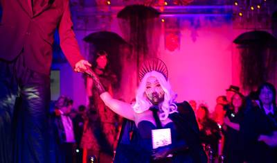 トランシルバニアで受賞歴のあるハロウィン：ドラキュラ城、シギショアラ要塞、ドラキュラの村の3つのパーティ — 4
