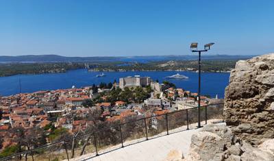 De Zadar: Excursão de 3 dias pela Dalmácia Central. Principais destinos costeiros do Adriático! Visite Sibenik, Split, Trogir e muito mais! Sítios UNESCO. Antigas cidades muradas. Muita história, arquitetura veneziana e vistas panorâmicas. Orlas marítimas vibrantes. Culinária soberba! — 3