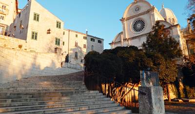 De Zadar: Excursão de 3 dias pela Dalmácia Central. Principais destinos costeiros do Adriático! Visite Sibenik, Split, Trogir e muito mais! Sítios UNESCO. Antigas cidades muradas. Muita história, arquitetura veneziana e vistas panorâmicas. Orlas marítimas vibrantes. Culinária soberba! — 4