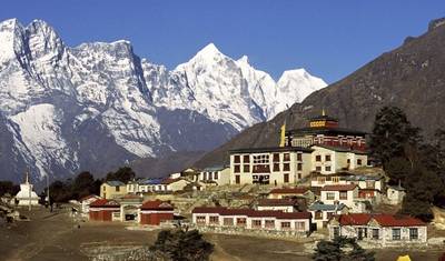 Amadablam Base Camp (4600 m) Trek with Helicopter Return Tour — 4