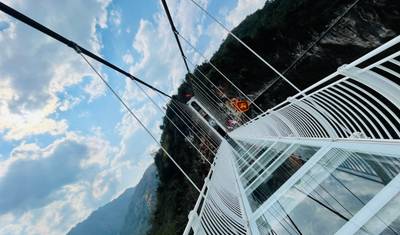 Wspaniała wycieczka do Moc Chau z Bach Long Glass Bridge i wodospadem Dai Yem – 2 dni — 5