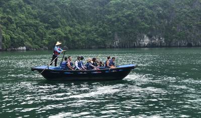 Halong Bay Dia Inteiro Com Caverna, Caiaque e Natação - Transfer por Autoestrada — 5