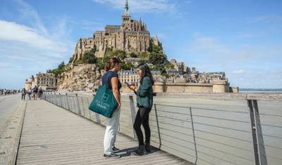 Mont Saint-Michel e Castelos do Vale do Loire: Aventura Guiada de 2 Dias saindo de Paris com Recolha no Hotel — 3