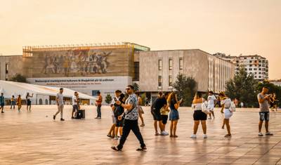 Descubra Tirana a Pé: Passeios a Pé pela Cidade – Tour de Meio Dia — 2