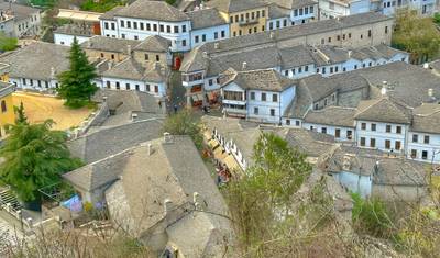 De Tirana: Cidade Antiga da UNESCO de Gjirokastra e Olho Azul — 4