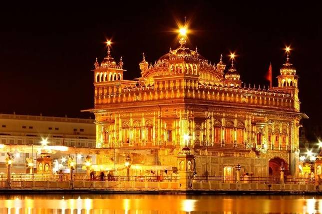 From Delhi: 2-Day Amritsar Golden Temple & Wagah Border Tour