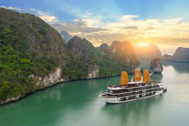 La Regina Legend 5-Star Cruise 3 Days & 2 Nights Discovery of Lan Ha Bay
