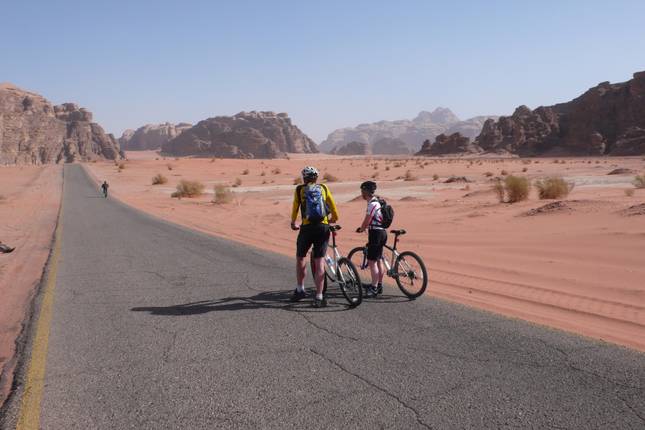 Petra e Wadi Rum de Bicicleta