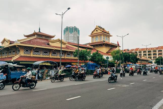Saigon unseen & street food tour by motorbike