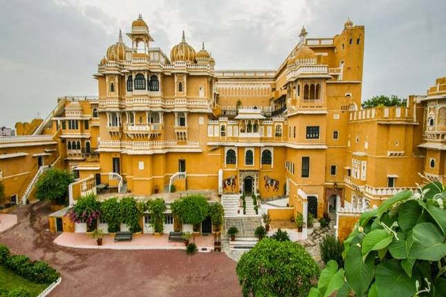 Taj Mahal and Wildlife with Royal Stay at Castles