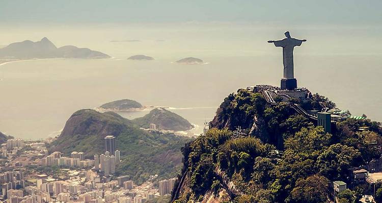 Vista aérea de Río de Janeiro con la estatua del Cristo Redentor dominando la ciudad y la costa