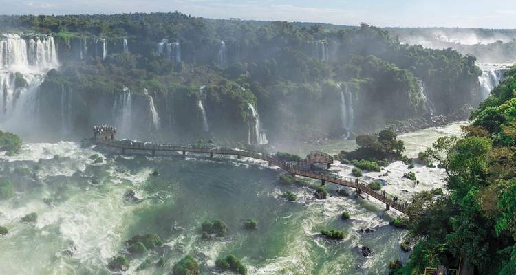 Vista aérea de las Cataratas del Iguazú con pasarelas y exuberante vegetación.