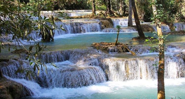 Meerdere niveaus van watervallen met helder turquoise water.