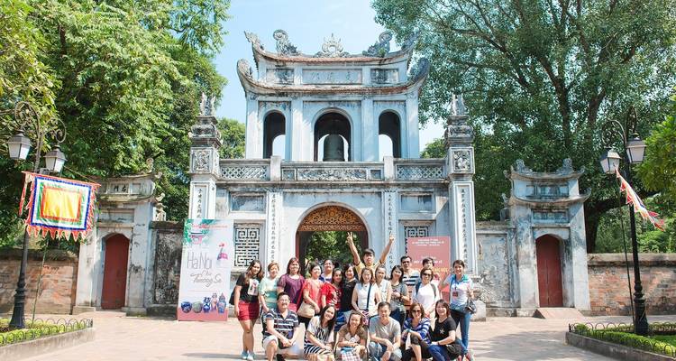 Grupo de turistas frente a la puerta del Templo de la Literatura en Hanói.