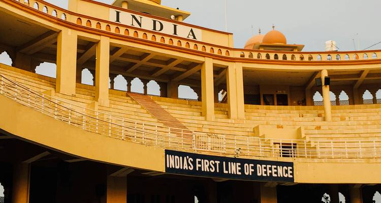 Anfiteatro en la Frontera de Wagah adornado con 'Primera Línea de Defensa de la India'.